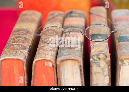 Les lunettes de lecture vintage se trouvent sur un vieux livre Banque D'Images