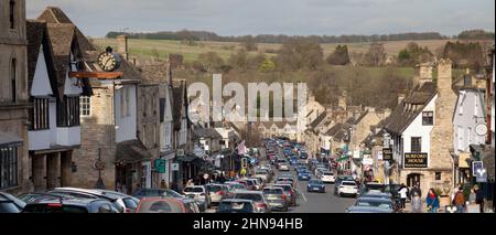 Burford, Cotswolds, rue principale en regardant vers le nord sur High Street, circulation animée Banque D'Images