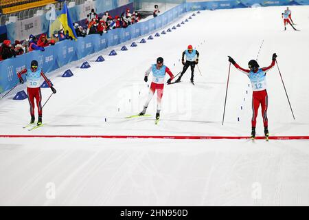 Zhangjiakou, Chine. 15th févr. 2022. Ski nordique/combiné : olympique, préliminaire, individuel, grande colline/10 km, hommes, Cross-Country, le centre national de saut à ski de Zhangjiakou, Jörgen Graabak (r) de Norvège remporte la course devant Jens Luraas Oftetro (l) de Norvège et Akito Watabe (M) du Japon. Credit: Daniel Karmann/dpa/Alay Live News Banque D'Images