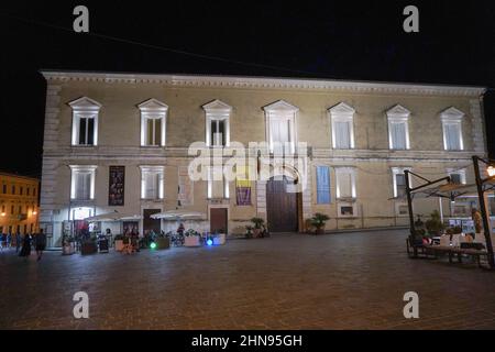 Place Piazza L. V. Pudente, Palais d’Avalos, Vasto, Abruzzes, Italie, Europe Banque D'Images