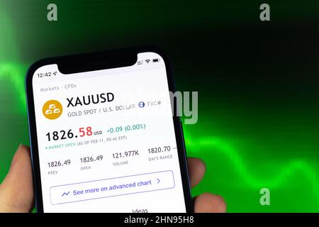 Kharkov, Ukraine - 11 février 2022: XAU USD Gold stock trade price chart, Green finance background. Gros plan du logo Banque D'Images