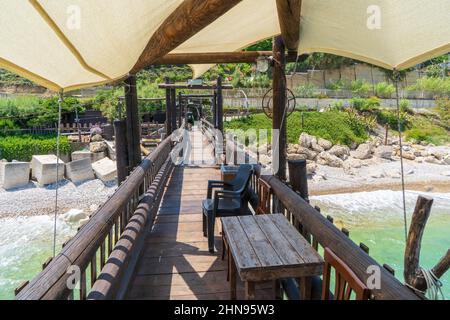 Vue depuis les grottes de la vallée de Trabocco de San Vito Chietino, Abruzzo, Italie, Europe Banque D'Images