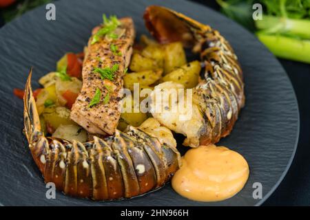 Filet de saumon grillé et langouste Banque D'Images