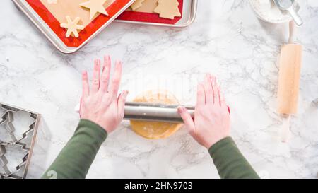 Pose plate. Étape par étape. Faire rouler la pâte à biscuits de sucre pour cuire des biscuits de Noël. Banque D'Images