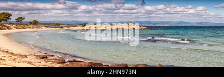 Célèbre plage vide de Karydi près du village de Vourvourou sur la péninsule de Sithonia dans la région de Halkidiki. Visitez les destinations emblématiques et les stations balnéaires de G Banque D'Images