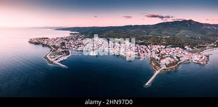 Large vue panoramique sur le coucher du soleil d'une station balnéaire de Neos Marmaras à Halkidiki, Sithonia. Destinations de voyage et sites touristiques en Grèce Banque D'Images