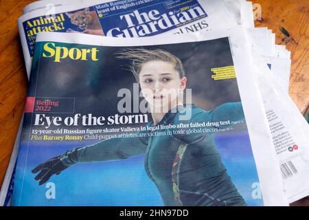 Le patineur russe Kamila Valieva a échoué au test de drogue Beijing 2022 Olympiades Guardian première page Sport section titre du journal 'Eye of the Storm' Londres UK Banque D'Images