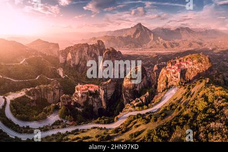 Vue aérienne du monastère de Meteoron près de la ville de Kalambaka en Grèce. Destinations touristiques et de voyage Banque D'Images