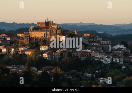 Vue panoramique sur le magnifique village de Tui au coucher du soleil dans la province de Pontevedra, Rias Baixas, Galice, Espagne Banque D'Images