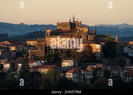 Vue panoramique sur le magnifique village de Tui au coucher du soleil dans la province de Pontevedra, Rias Baixas, Galice, Espagne Banque D'Images