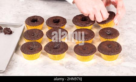 Étape par étape. Garniture de petits gâteaux au chocolat avec ganache au chocolat. Banque D'Images