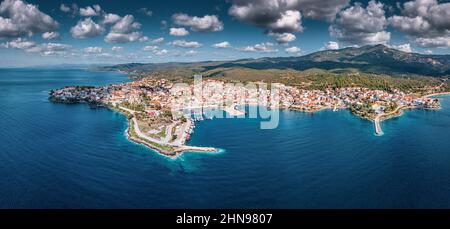 Grande vue panoramique aérienne d'une station balnéaire de Neos Marmaras à Halkidiki, Sithonia. Destinations de voyage et immobilier en Grèce Banque D'Images