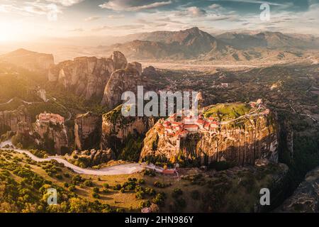 Vue panoramique majestueuse et aérienne des célèbres monastères Meteora volant en Grèce au lever du soleil. Rendez-vous aux merveilles du monde. Visitez l'attraction de voyage Banque D'Images