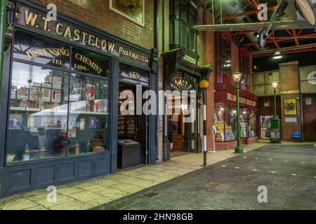 Recréé 1950s boutiques dans le musée Streetlife, le quartier des musées, Kingston upon Hull, East Riding of Yorkshire, Royaume-Uni. Banque D'Images