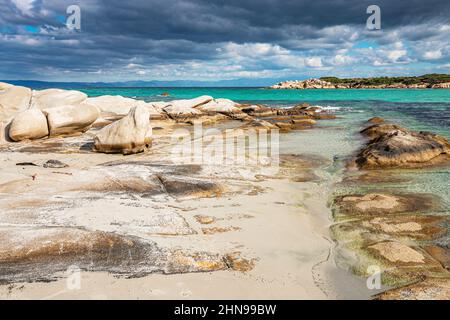 Célèbre plage vide de Karydi près du village de Vourvourou sur la péninsule de Sithonia dans la région de Halkidiki. Visitez les destinations touristiques et les stations de Banque D'Images