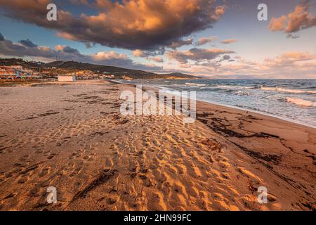 Vue panoramique spectaculaire de la ville emblématique de Sarti et de la célèbre longue et vide plage de sable à l'heure du coucher du soleil. Vacances à Halkidiki, Grèce Banque D'Images