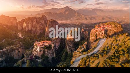 Vue panoramique majestueuse et aérienne des célèbres monastères Meteora volant en Grèce à l'automne. Rendez-vous aux merveilles du monde. Visitez attraction touristique Banque D'Images
