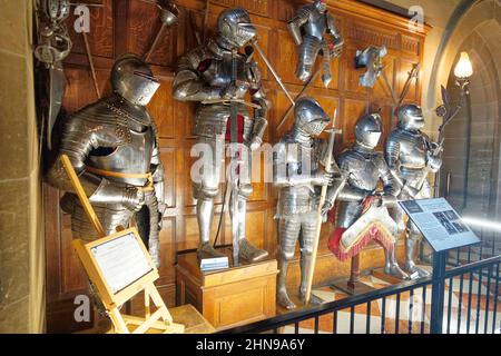 Blindage médiéval monté et armure de pied exposée au château de Warwick Banque D'Images