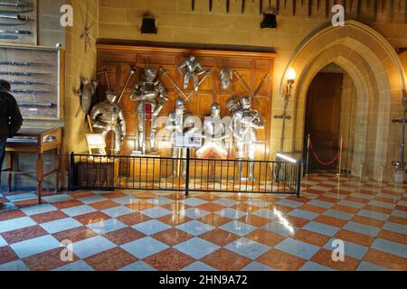 Blindage médiéval monté et armure de pied exposée au château de Warwick Banque D'Images