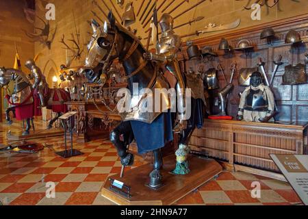 Blindage médiéval monté et armure de pied exposée au château de Warwick Banque D'Images