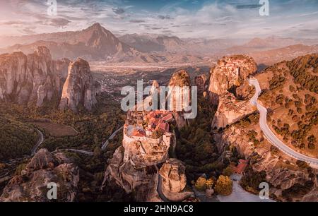 Panorama aérien des célèbres monastères de Meteora près de la ville de Kalambaka en Grèce. Destinations et attractions touristiques et touristiques Banque D'Images
