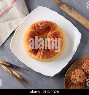 Vue de dessus de pain en rouleau de laine, un pain Brioche viral de tendance avec de nombreuses couches ressemble à de la laine. Sur fond ciment Banque D'Images