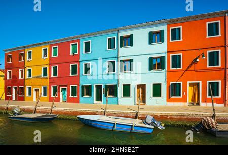Canal de l'île de Burano, maisons colorées et bateaux dans le lagon de Venise. Italie, Europe. Banque D'Images