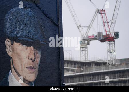 Une fresque de l'artiste Akse P19, de l'acteur Cillian Murphy, en tant que patron de crime de Peaky Blinders Tommy Shelby, dans le quartier historique de Deritend à Birmingham, avant la sixième et dernière série de la série de crimes à succès BBC One. Date de la photo: Mardi 15 février 2022. Banque D'Images