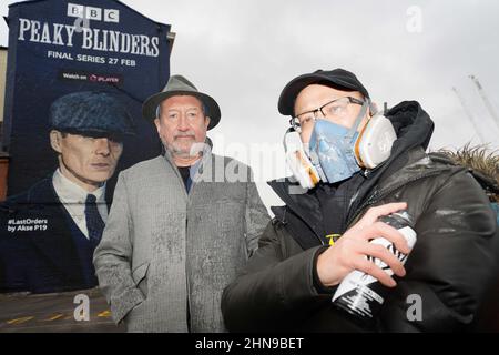 Le créateur de Peaky Blinders Steven Knight à l'inauguration d'une fresque de l'artiste Akse P19 (R), de l'acteur Cillian Murphy, en tant que chef de la criminalité de Peaky Blinders Tommy Shelby, dans le quartier historique de Deritend à Birmingham, devant la sixième et dernière série de la série de crimes BBC One à succès. Date de la photo: Mardi 15 février 2022. Banque D'Images