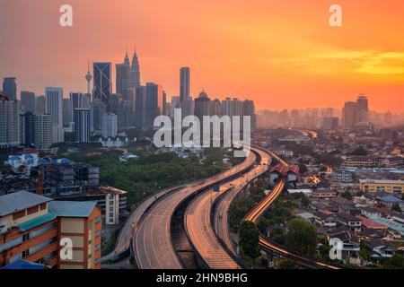 Kuala Lumpur, Malaisie. Image de paysage urbain aérien de Kuala Lumpur, Malaisie au coucher du soleil. Banque D'Images