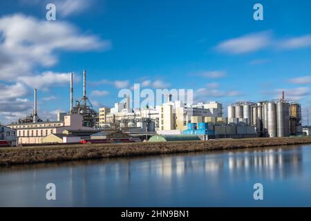 Industrie chimique au canal Lech près d'Augsbourg, Bavière, Allemagne Banque D'Images