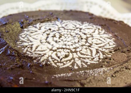 Pochoir réutilisable pour le glaçage sur le gâteau au chocolat, arrosé d'édulcorant de substitution de sucre Banque D'Images