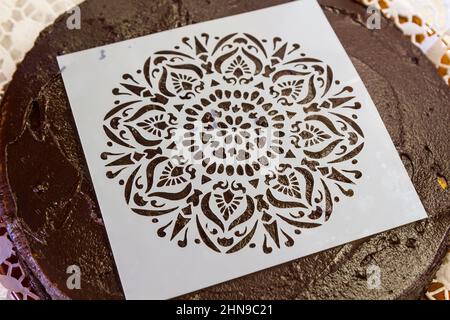 Pochoir réutilisable pour le glaçage sur le gâteau au chocolat Banque D'Images