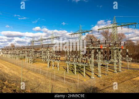 Sous-station électrique près d'une centrale hydroélectrique sur la rivière Lech, Bavière, Allemagne Banque D'Images