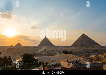 Restaurants sur les toits de maisons près des grandes pyramides de Gizeh. Les touristes apprécient la vue magnifique tout en dînant dans un café. 18 octobre 2022. Gizeh, Banque D'Images