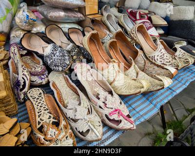 Bahchisaraj, Russie - 18 septembre 2020 : chaussures orientales souvenirs, ville de Bakhchisarai, Crimée Banque D'Images