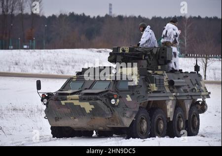 L'armée ukrainienne s'enrôle sur le BTR-4 'Bucephalus' pendant l'exercice d'entraînement d'armes.au terrain d'entraînement du Centre international pour le maintien de la paix et la sécurité de l'Académie nationale des forces terrestres nommée d'après Hetman Petro Sagaidachny, des instructeurs ukrainiens sont formés à l'utilisation de M141 (ou SMAW-D) Lanceurs de grenades récemment transférées en Ukraine. Les États-Unis ont fourni des armes à l'Ukraine en raison d'une possible attaque russe. (Photo de Pavlo Palamarchuk / SOPA Images/Sipa USA) Banque D'Images