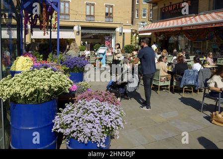 Londres, Angleterre, Royaume-Uni. Duke of York Square, Chelsea. Manger à l'extérieur et des fleurs exposées pendant Chelsea à Bloom, 2021 Banque D'Images