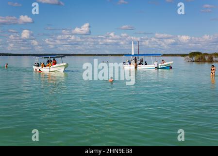 Bateaux, natation, sur la lagune, Bacalar, Quintana Roo, Mexique Banque D'Images