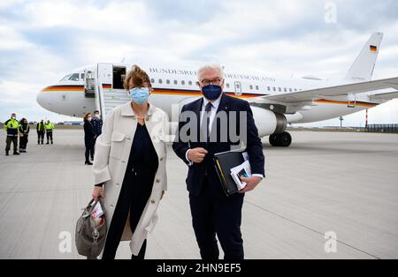 15 février 2022, Brandebourg, Schönefeld: Le président allemand Frank-Walter Steinmeier et sa femme Elke Büdenbender se tiennent devant un avion de l'armée de l'air de la Bundeswehr dans la section militaire de l'aéroport de Brandebourg de Berlin pour prendre l'avion pour Riga, en Lettonie. Le président fédéral Steinmeier et sa femme se rendent en Lettonie pour une visite de deux jours. Photo: Bernd von Jutrczenka/dpa Banque D'Images