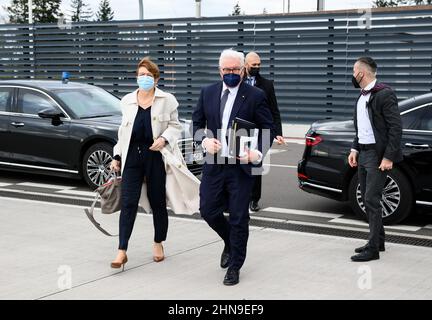 15 février 2022, Brandebourg, Schönefeld: Le président allemand Frank-Walter Steinmeier et son épouse Elke Büdenbender embarqueraient à bord d'un avion de préparation de la Bundeswehr à la section militaire de l'aéroport de Brandebourg de Berlin pour prendre l'avion pour Riga dans le Leetland. Le président fédéral Steinmeier et sa femme se rendent en Lettonie pour une visite de deux jours. Photo: Bernd von Jutrczenka/dpa Banque D'Images