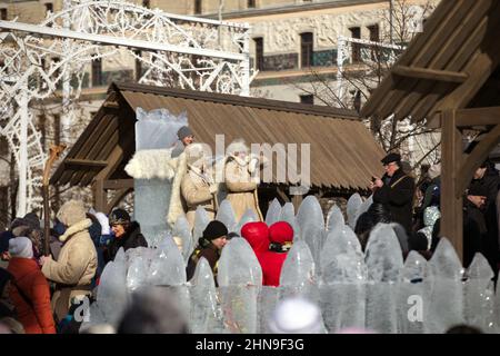 Sculpture d'un héros et du trône royal en glace. Russie. Ressort. Banque D'Images