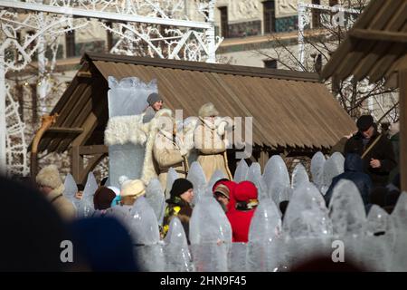 Sculpture d'un héros et du trône royal en glace. Russie. Ressort. Banque D'Images