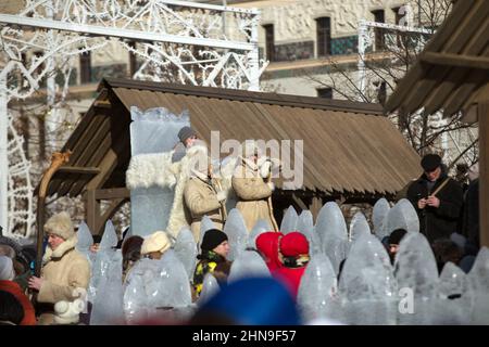 Sculpture d'un héros et du trône royal en glace. Russie. Ressort. Banque D'Images