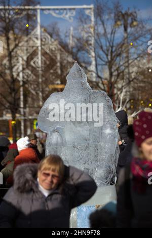 Sculpture d'un héros et du trône royal en glace. Russie. Ressort. Banque D'Images