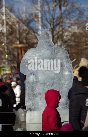 Sculpture d'un héros et du trône royal en glace. Russie. Ressort. Banque D'Images