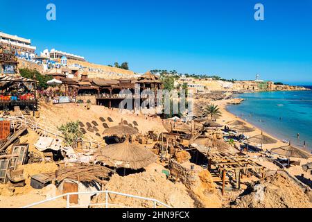 19 octobre 2021. Sharm El Sheikh: Belle vue de dessus du populaire café Farsha sur les rives de la mer Rouge dans le district de Hadaba, Sharm El Sheikh, Egypte Banque D'Images