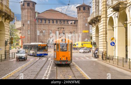 Turin, Italie - 04 avril 2016 : tramway typique de Turin et bus GTT (compagnie de transport public de Turin) de via po à piazza Castello avec le Château-Fortres Banque D'Images