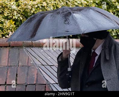 Oliver Perry-Smith, agent de police de Thames Valley police, laisse une audience devant le tribunal de la Couronne à Reading Magistrate court, Berkshire. Il fait face à quatre accusations d'inconduite et à deux chefs d'accusation d'accès non autorisé au matériel informatique, à la suite d'une enquête menée par le Bureau indépendant de conduite policière (IOPC). Date de la photo: Mardi 15 février 2022. Banque D'Images