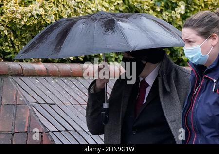 Oliver Perry-Smith (à gauche), agent de police de Thames Valley police, laisse une audience devant un tribunal de la Couronne au Reading Magistrate court, Berkshire. Il fait face à quatre accusations d'inconduite et à deux chefs d'accusation d'accès non autorisé au matériel informatique, à la suite d'une enquête menée par le Bureau indépendant de conduite policière (IOPC). Date de la photo: Mardi 15 février 2022. Banque D'Images